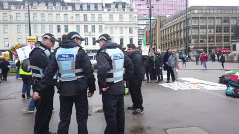 Verbindungsbeamte-Der-Polizei-Unterhalten-Sich-Bei-Einer-Anti-Rassismus-Demonstration-Miteinander