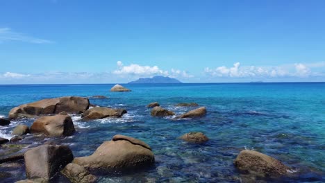 Día-De-Playa-Con-Vistas-A-La-Isla-De-La-Silueta-En-Las-Seychelles