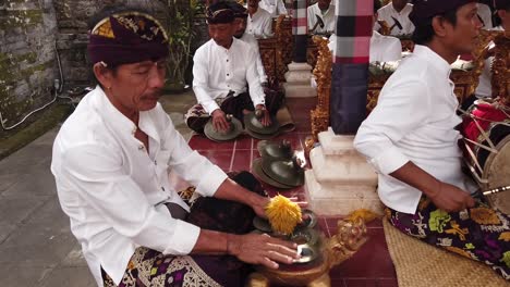 Die-Balinesische-Gamelan-Gruppe-Spielt-Gong-Kebyar-Musik-Mit-Becken-Und-Bronzenen-Schlaginstrumenten-Bei-Der-Hinduistischen-Tempelzeremonie-Auf-Bali,-Indonesien