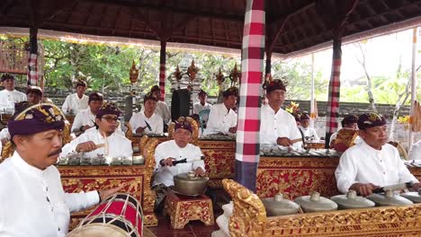 Gamelan-Gong-Kebyar-Orchestra-Play-Music-in-Balinese-Hindu-Temple-Ceremony,-with-Percussion-Drums-and-Metallophones,-Bali-Indonesia