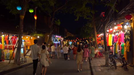 Paisaje-Nocturno-Típico-En-Vietnam-Con-Puestos-Callejeros-Iluminados