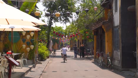 Impresionante-Paisaje-En-Cámara-Lenta-En-El-Casco-Antiguo-De-Hoi-An,-Vietnam.