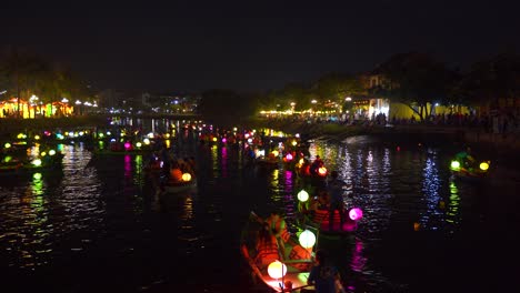 Wunderschöne-Beleuchtung-In-Hoi-An,-Vietnam-Mit-Traditionellen-Flussbooten