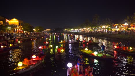 Hermosa-Vista-Nocturna-De-La-Ciudad-De-Hoi-An-Con-Barcos-Fluviales-Y-Linternas