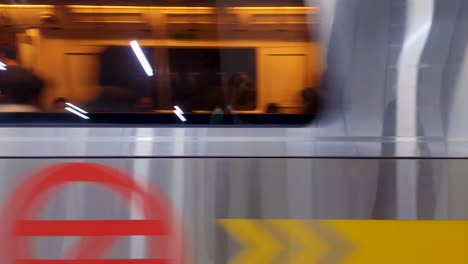 Tren-De-Metro-Que-Se-Mueve-Rápidamente-Saliendo-De-La-Estación-Por-La-Noche-El-Video-Se-Toma-En-La-Estación-De-Metro-De-Nueva-Delhi-Nueva-Delhi,-India-El-10-De-Abril-De-2022