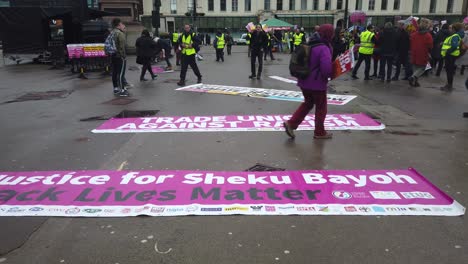 Anti-Rassismus-Banner-Am-George-Square-In-Glasgow