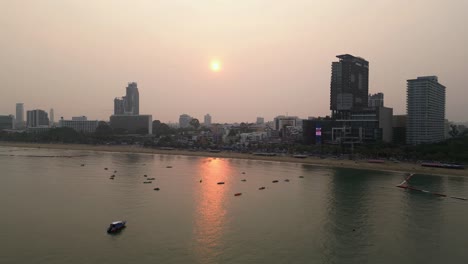 Wunderschöner-Sonnenaufgangshimmel-über-Pattaya,-Thailand-Mit-Der-Sonne,-Die-Sich-Auf-Dem-Ruhigen-Morgenmeer-Spiegelt