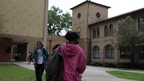 Estudiantes-Caminando-En-El-área-Del-Patio-Del-Campus-De-La-Universidad-Estatal-De-Luisiana-Con-Video-Estable