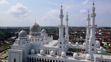 Aerial-view-of-old-SHEIKH-ZAYED-Grand-Temple-with-white-facade-in-Central-Java,-Indonesia