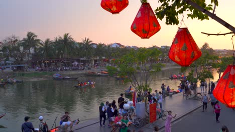 Paisaje-Tranquilo-Al-Atardecer-En-La-Ciudad-De-Hoi-An,-Vietnam,-Declarada-Patrimonio-De-La-Humanidad-Por-La-Unesco