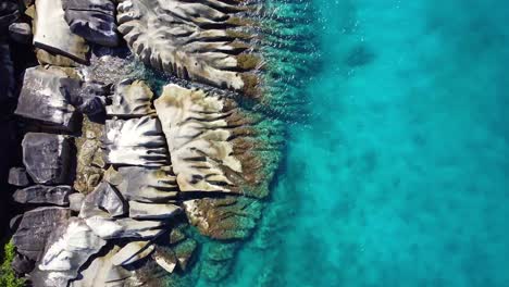 Auf-Den-Seychellen-Treffen-Wunderschöne-Granitfelsen-Auf-Den-Indischen-Ozean