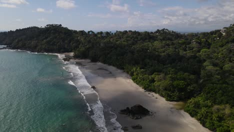 Drone-view-flying-over-the-coast-before-making-a-panoramic-shot-of-the-sand,-Costa-Rica