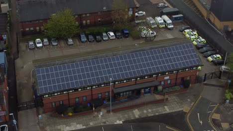 Widnes-Town-Polizeistation-Mit-Solarpanel-Auf-Dem-Dach-Für-Erneuerbare-Energien-Im-Stadtbild-Von-Cheshire,-Luftaufnahme-Mit-Herauszoomender-Ansicht