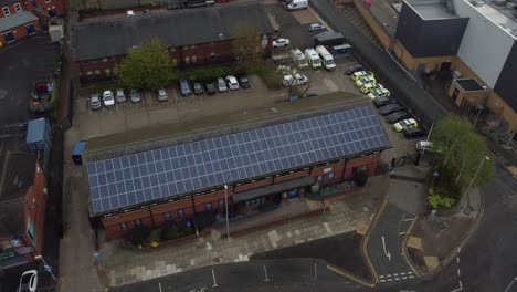 Widnes-Town-Polizeistation-Mit-Solarpanel-Auf-Dem-Dach-Für-Erneuerbare-Energien-Im-Stadtbild-Von-Cheshire,-Luftaufnahme,-Linke-Umlaufbahn