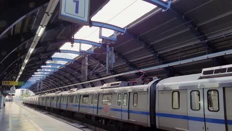 Ein-Isolierter-U-Bahn-Zug-Steht-Tagsüber-Aus-Einem-Anderen-Blickwinkel-An-Der-U-Bahn-Station.-Das-Video-Wurde-Am-10.-April-2022-An-Der-U-Bahn-Station-Vaishali-In-Neu-Delhi,-Indien,-Aufgenommen