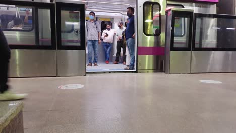 Pasajero-Dentro-Del-Metro-Que-Sale-Del-Tren-Con-Puerta-De-Cierre-Automático-En-La-Estación.-El-Vídeo-Se-Tomó-En-La-Estación-De-Metro-Vaishali,-Nueva-Delhi,-India,-El-10-De-Abril-De-2022.