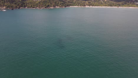 Vista-De-Drones-Volando-Sobre-El-Océano-Revelando-La-Costa-De-La-Playa