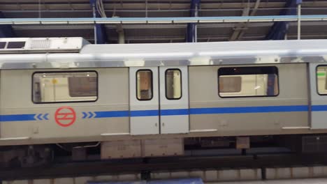 Ein-Isolierter-U-Bahn-Zug-Steht-Tagsüber-An-Der-U-Bahn-Station-Aus-Einem-Flachen-Winkel.-Das-Video-Wurde-Am-10.-April-2022-An-Der-U-Bahn-Station-Vaishali-In-Neu-Delhi,-Indien,-Aufgenommen