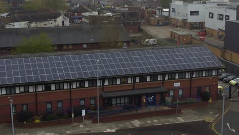 Widnes-Town-Polizeistation-Mit-Solarpanel-Auf-Dem-Dach-Für-Erneuerbare-Energien-Im-Stadtbild-Von-Cheshire,-Luftaufnahme-Steigt