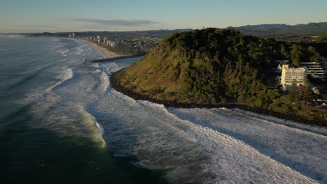 Luftaufnahmen-Am-Frühen-Morgen-über-Burleigh-Heads,-Gold-Coast,-Australien