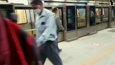 Das-Automatische-Eingangstor-Des-U-Bahn-Zugs-Verlässt-Den-Bahnhof-Am-Morgen.-Das-Video-Wurde-Am-10.-April-2022-An-Der-U-Bahn-Station-Neu-Delhi,-Neu-Delhi,-Indien,-Aufgenommen