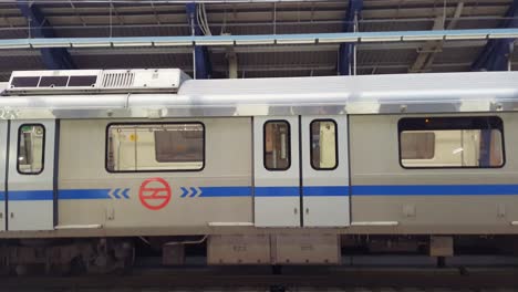 Isolierter-U-Bahn-Zug-Steht-An-Der-U-Bahn-Station-Mit-In-Out-Markierung-Am-Tag-Aus-Flachem-Winkel.-Das-Video-Wurde-Am-10.-April-2022-An-Der-U-Bahn-Station-Vaishali-In-Neu-Delhi,-Indien,-Aufgenommen