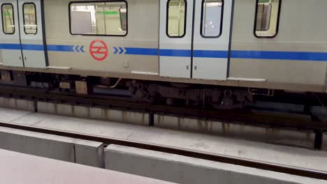 Ein-Isolierter-U-Bahn-Zug-Steht-Tagsüber-Aus-Einem-Anderen-Blickwinkel-An-Der-U-Bahn-Station.-Das-Video-Wurde-Am-10.-April-2022-An-Der-U-Bahn-Station-Vaishali-In-Neu-Delhi,-Indien,-Aufgenommen