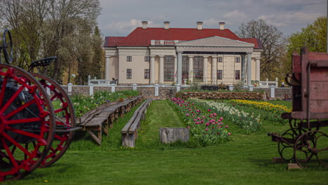 Historisches-Herrenhaus-Von-Pakruojis-Mit-Blühenden-Frühlingsblumen,-Zeitrafferansicht