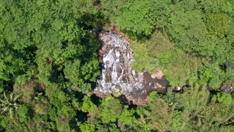 Unglaubliche-Drohnenaufnahme-Von-Oben-Nach-Unten-Eines-Wasserfalls-Mitten-Im-Dschungel-In-Ubud,-Bali