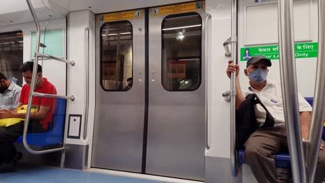 Passagier,-Der-An-Der-Rolltreppe-Eines-U-Bahn-Zugs-Steht.-Das-Innenansichtsvideo-Wurde-Am-10.-April-2022-An-Der-U-Bahn-Station-Hauz-Khas-In-Neu-Delhi,-Indien,-Aufgenommen