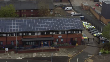 Widnes-Town-Polizeistation-Mit-Solarpanel-Auf-Dem-Dach-Für-Erneuerbare-Energien-Im-Stadtbild-Von-Cheshire,-Linke-Luftaufnahme-Der-Umlaufbahn