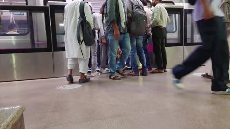 Das-Ein--Und-Aussteigen-Von-Passagieren-An-Der-U-Bahn-Station-Aus-Dem-U-Bahn-Zug,-Der-Am-Bahnhof-Ankommt,-Wurde-Am-10.-April-2022-An-Der-U-Bahn-Station-Vaishali-In-Neu-Delhi,-Indien,-Aufgenommen
