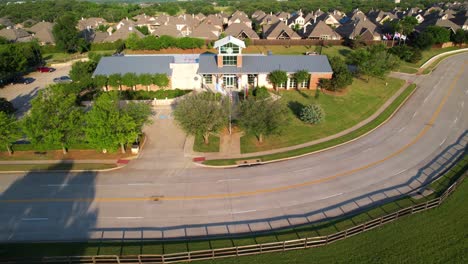 Dies-Ist-Ein-Redaktionelles-Video-Mit-Luftaufnahmen-Des-Städtischen-Gerichts-Von-Hickory-Creek-In-Hickory-Creek,-Texas