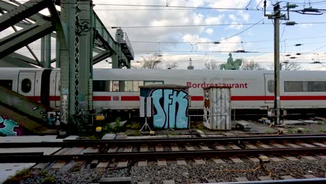 El-Tren-De-Cercanías-De-Alta-Velocidad-Cruza-El-Puente-Hohenzollern.