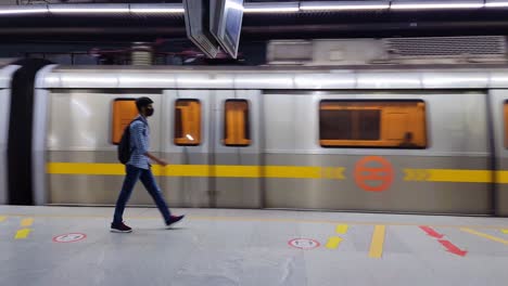 Der-Schnell-Fahrende-U-Bahn-Zug-Kommt-Am-Bahnhof-An-Und-Hält-Am-Abend.-Das-Video-Wurde-Am-10.-April-2022-An-Der-U-Bahn-Station-Hauz-Khas-In-Neu-Delhi,-Indien,-Aufgenommen