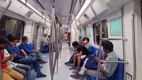 Passagiere,-Die-In-Der-U-Bahn-Unterwegs-Sind,-Innenansicht-Am-Morgen.-Das-Video-Wurde-Am-10.-April-2022-An-Der-U-Bahn-Station-Neu-Delhi-In-Neu-Delhi,-Indien,-Aufgenommen