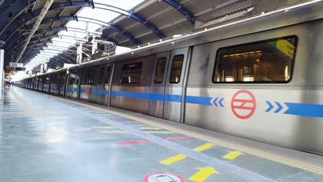 Ein-Isolierter-U-Bahn-Zug,-Der-Morgens-Aus-Einem-Flachen-Winkel-Von-Der-U-Bahn-Station-Abfährt.-Das-Video-Wurde-Am-10.-April-2022-An-Der-U-Bahn-Station-Jankpuri-West-In-Neu-Delhi,-Indien,-Aufgenommen