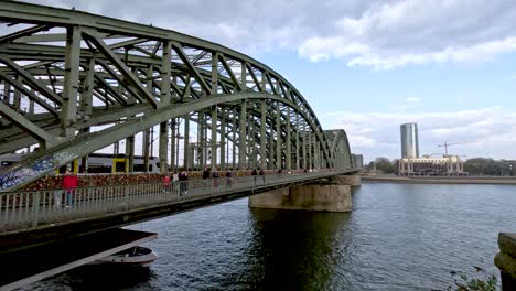El-Puente-Hohenzollern-Es-Un-Puente-Que-Cruza-El-Río-Rin-En-La-Ciudad-Alemana-De-Colonia.