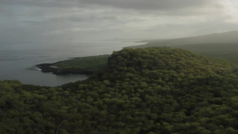 Drohnenaufnahmen-Von-Küstenklippen-Und-Felsen-Bei-Sonnenuntergang,-Galapagos-Inseln