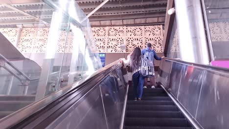 Menschen-Stehen-Morgens-Aus-Der-Oberen-Perspektive-Auf-Einer-Fahrenden-Rolltreppe.-Das-Video-Wurde-Am-10.-April-2022-An-Der-U-Bahn-Station-Neu-Delhi-In-Neu-Delhi,-Indien,-Aufgenommen