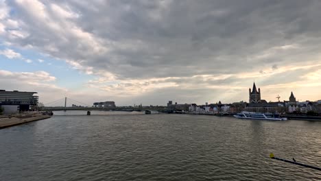 Blick-Von-Der-Hohenzollernbrücke,-Die-Den-Rhein-In-Der-Deutschen-Stadt-Köln-überquert