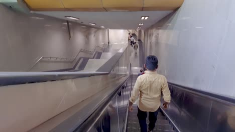 Menschen-Stehen-Morgens-Aus-Der-Oberen-Perspektive-Auf-Einer-Fahrenden-Rolltreppe.-Das-Video-Wurde-Am-10.-April-2022-An-Der-U-Bahn-Station-Neu-Delhi-In-Neu-Delhi,-Indien,-Aufgenommen