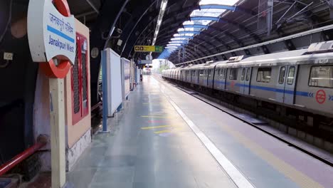 Die-U-Bahn-Station-Wurde-Am-Frühen-Morgen-Aus-Einem-Flachen-Winkel-Isoliert.-Das-Video-Wurde-Am-10.-April-2022-An-Der-U-Bahn-Station-Jankpuri-West-In-Neu-Delhi,-Indien,-Aufgenommen