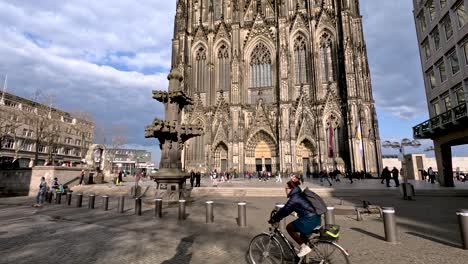 Wide-shot-of-the-busy-area-around-the-Cathedral-in-Cologne,-Germany