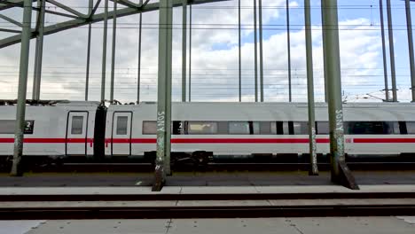 17.-April-2023---Deutscher-Eis-Hochgeschwindigkeitszug-überquert-Die-Hohenzollernbrücke-In-Köln