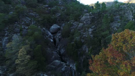 Sommerberge-Wasserfalllandschaft-Naturpark-Gerês-Portugal