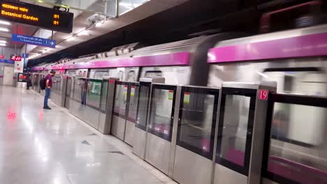 Der-U-Bahn-Zug-Kommt-An-Der-U-Bahn-Station-An-Und-Passagiere-Warten-Darauf,-An-Bord-Zu-Gehen.-Das-Video-Wurde-Am-10.-April-2022-An-Der-U-Bahn-Station-Hauz-Khas-In-Neu-Delhi,-Indien,-Aufgenommen