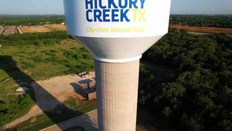 Luftaufnahmen-Eines-Wasserturms-In-Hickory-Creek,-Texas