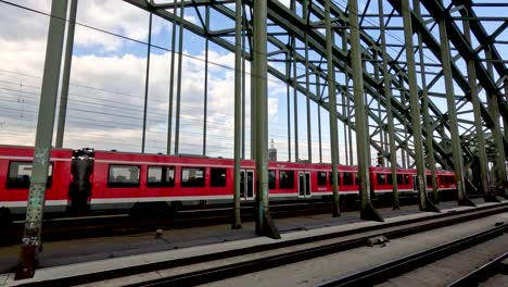 17-De-Abril-De-2023:-Tren-Expreso-Regional-Desde-Deutsche-Bahn-Cruzando-El-Puente-Hochenzollern-En-Colonia