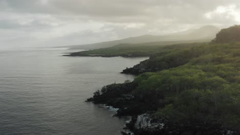 Drohnenaufnahmen-Von-Küstenklippen-Und-Felsen-Bei-Sonnenuntergang,-Galapagos-Inseln